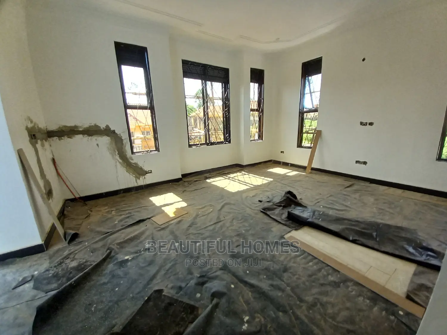 Furnished 5bdrm Mansion in Kira Tarmack for Sale