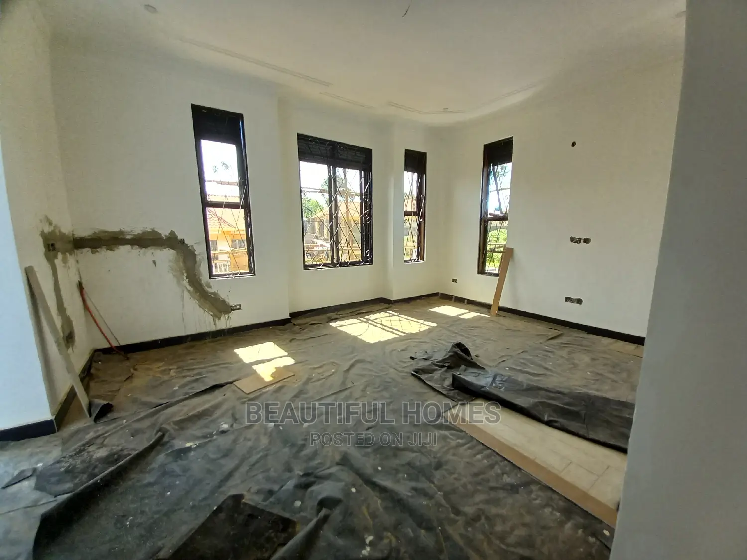 Furnished 5bdrm Mansion in Kira Tarmack for Sale