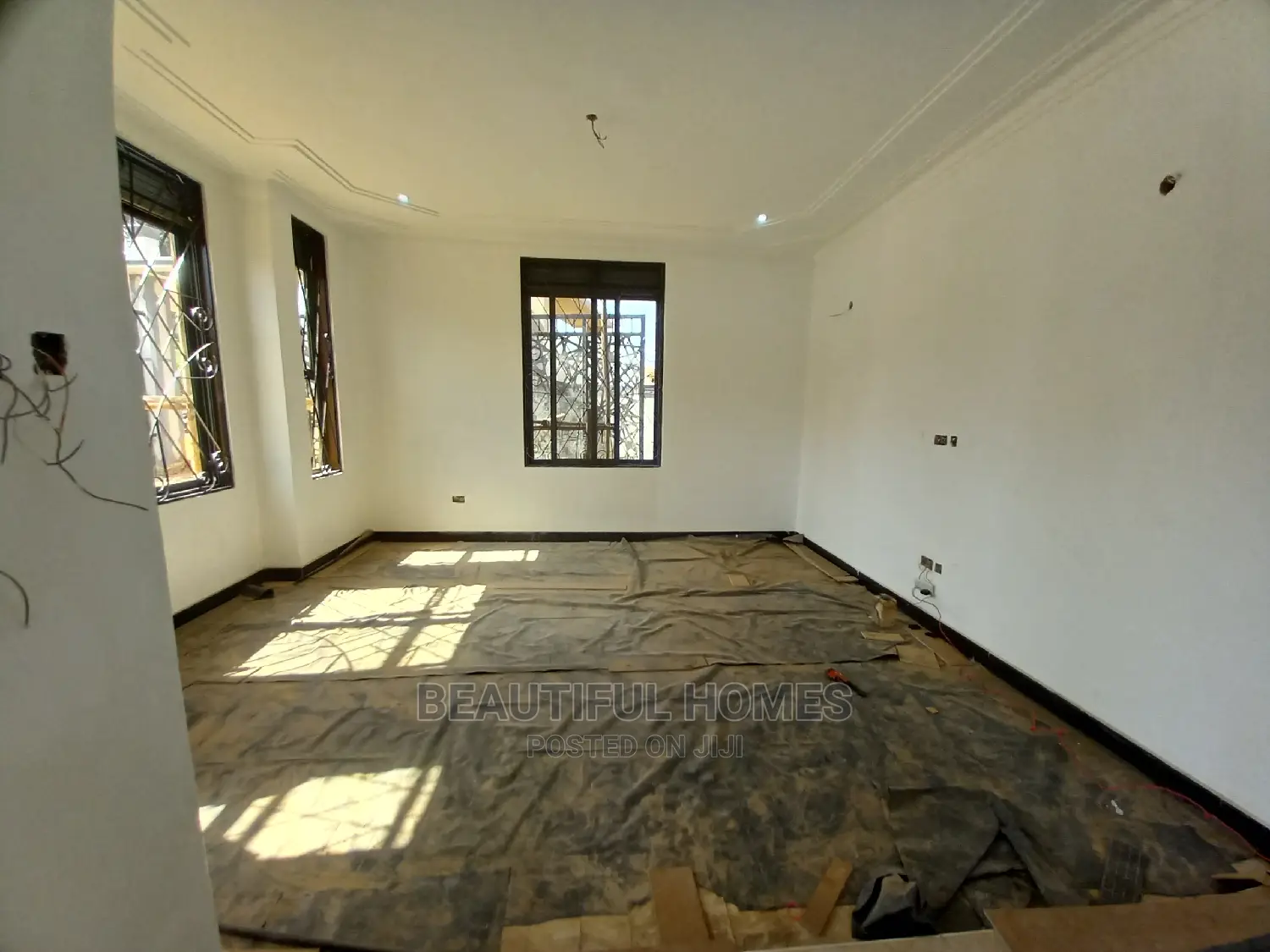 Furnished 5bdrm Mansion in Kira Tarmack for Sale