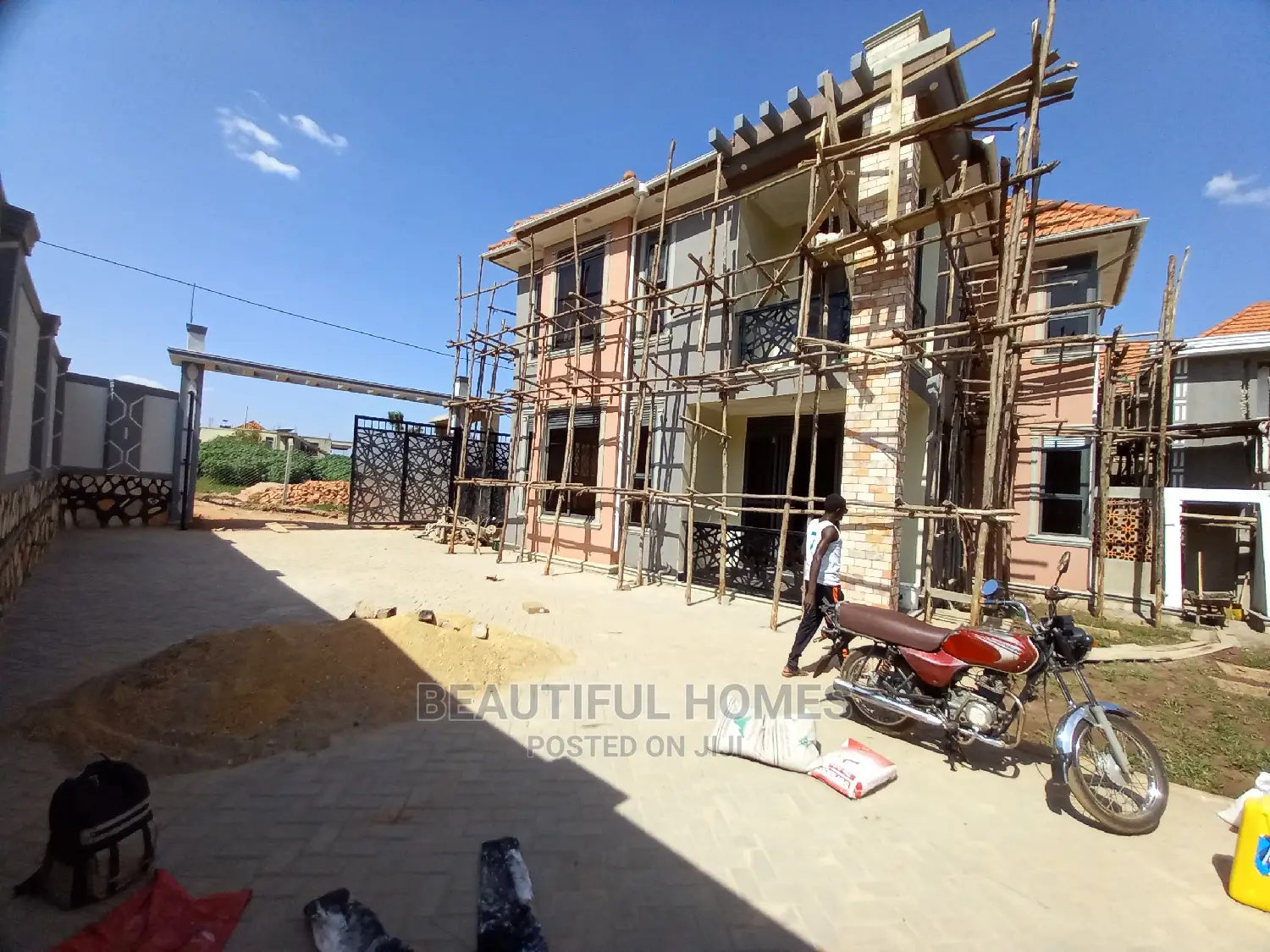 Furnished 7bdrm Mansion in Kira for Sale