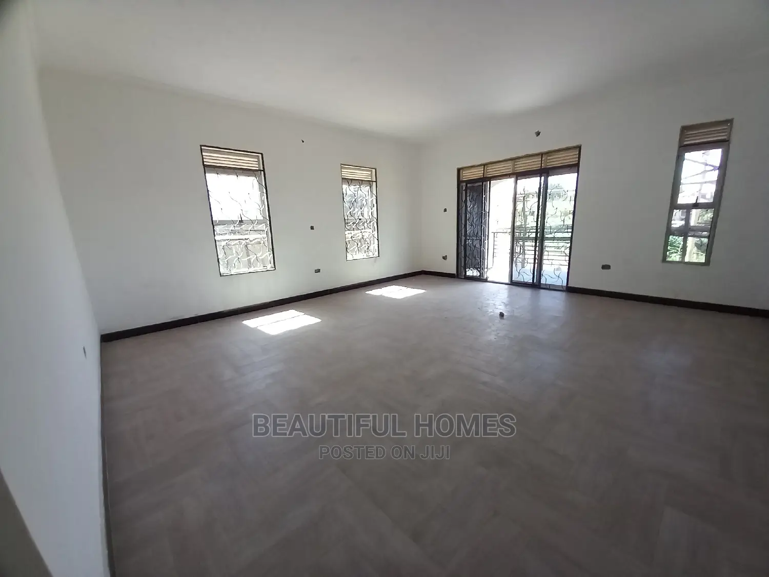 Furnished 7bdrm Mansion in Kira for Sale