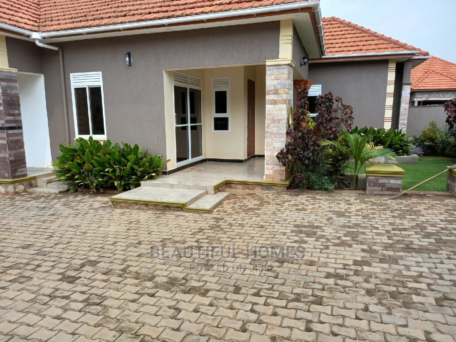 Furnished 4bdrm Bungalow in Kira for Sale