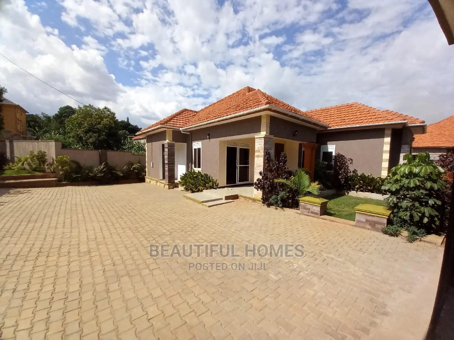 Furnished 4bdrm Bungalow in Kira for Sale