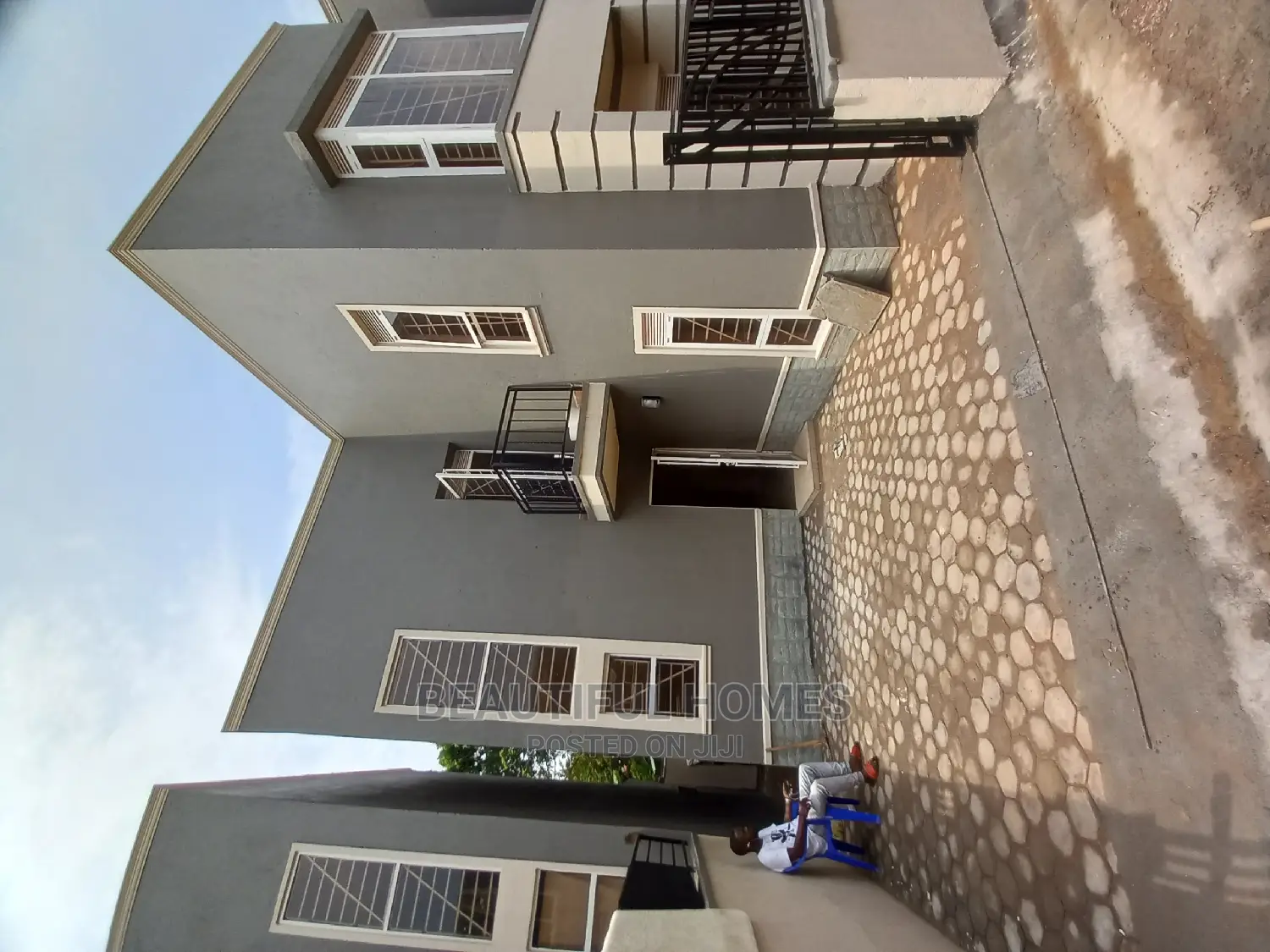 Furnished 4bdrm Villa in Tarmacked, Kira for Sale