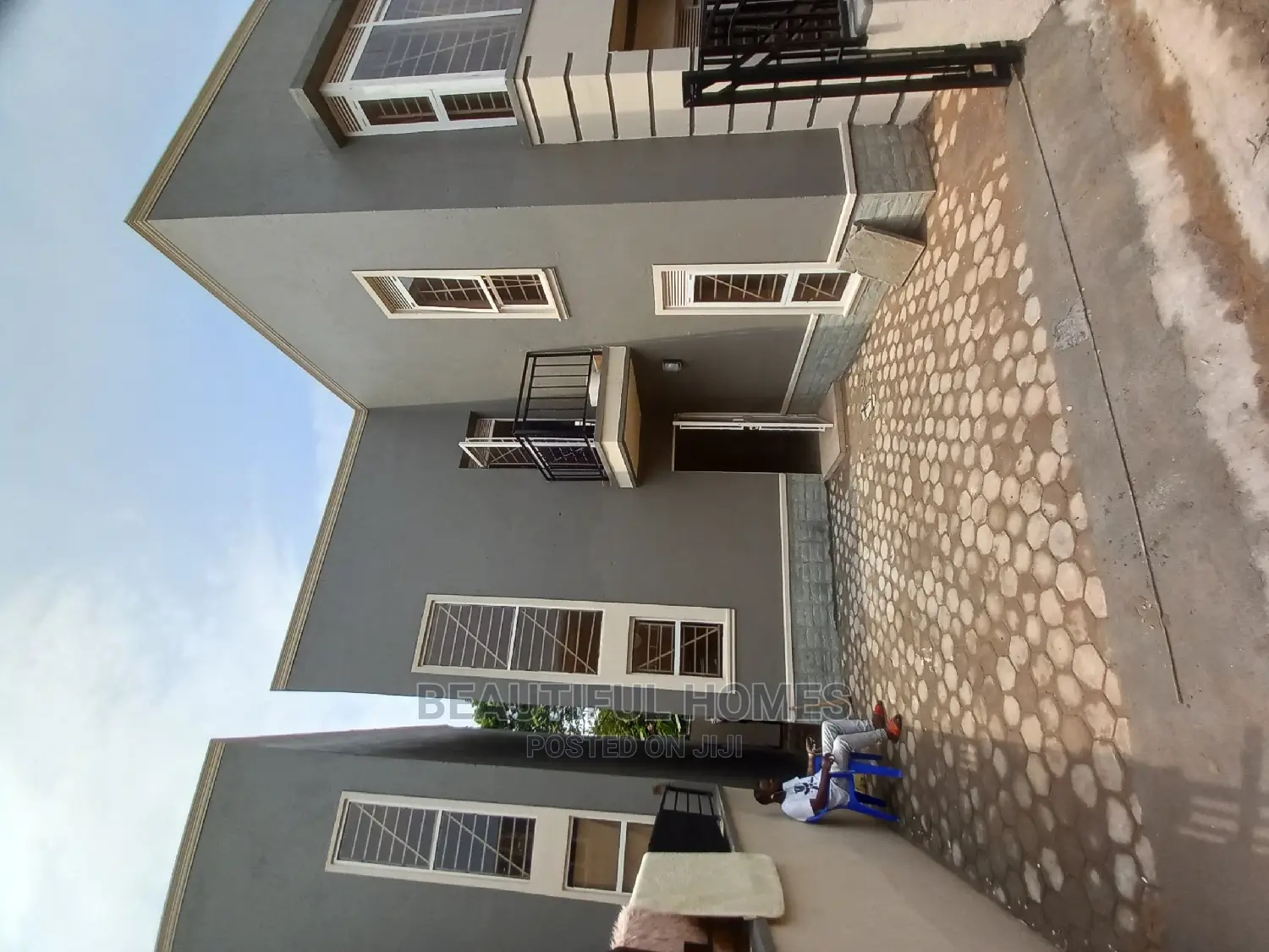 Furnished 4bdrm Villa in Tarmacked, Kira for Sale