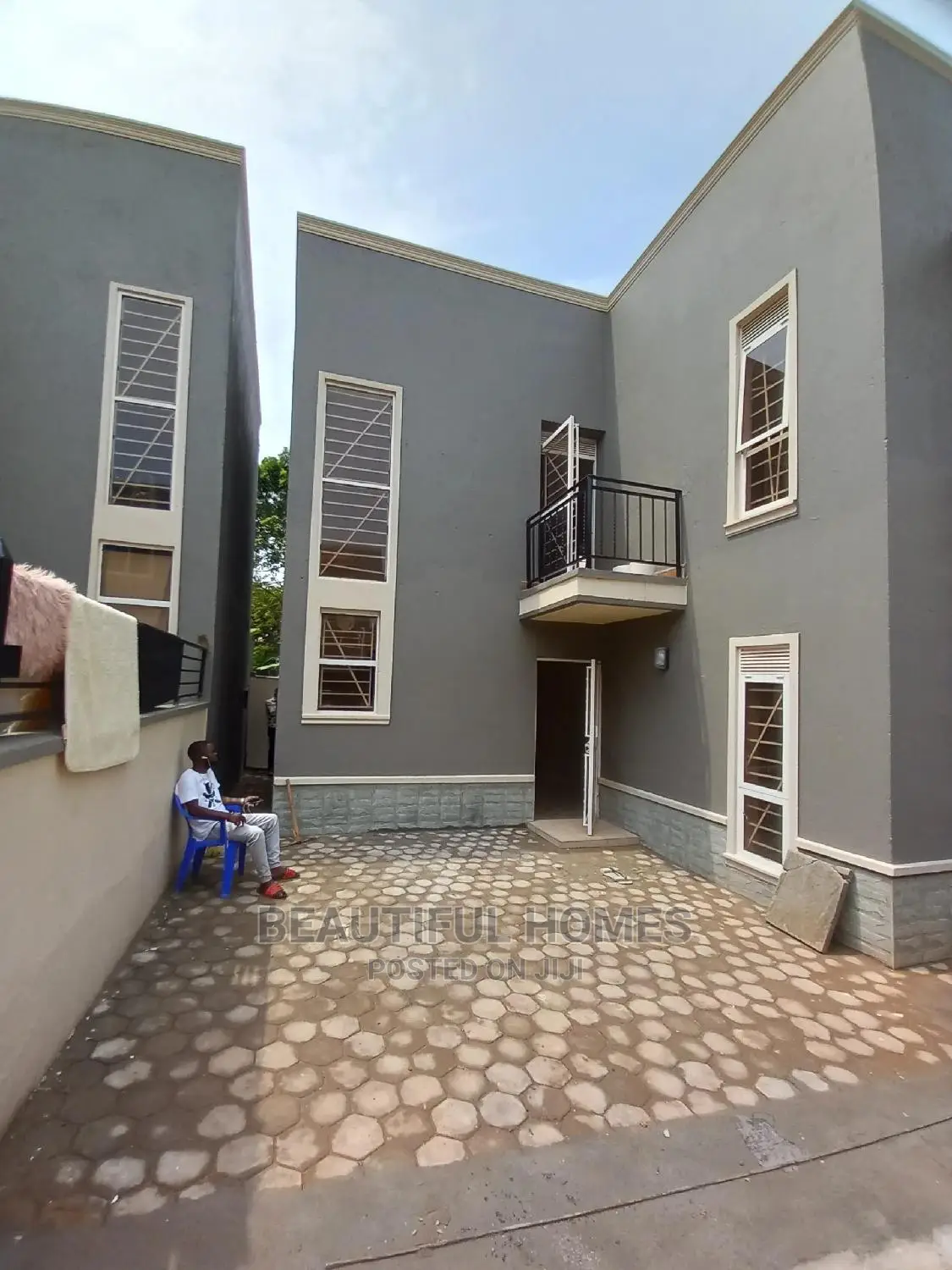 Furnished 4bdrm Villa in Tarmacked, Kira for Sale