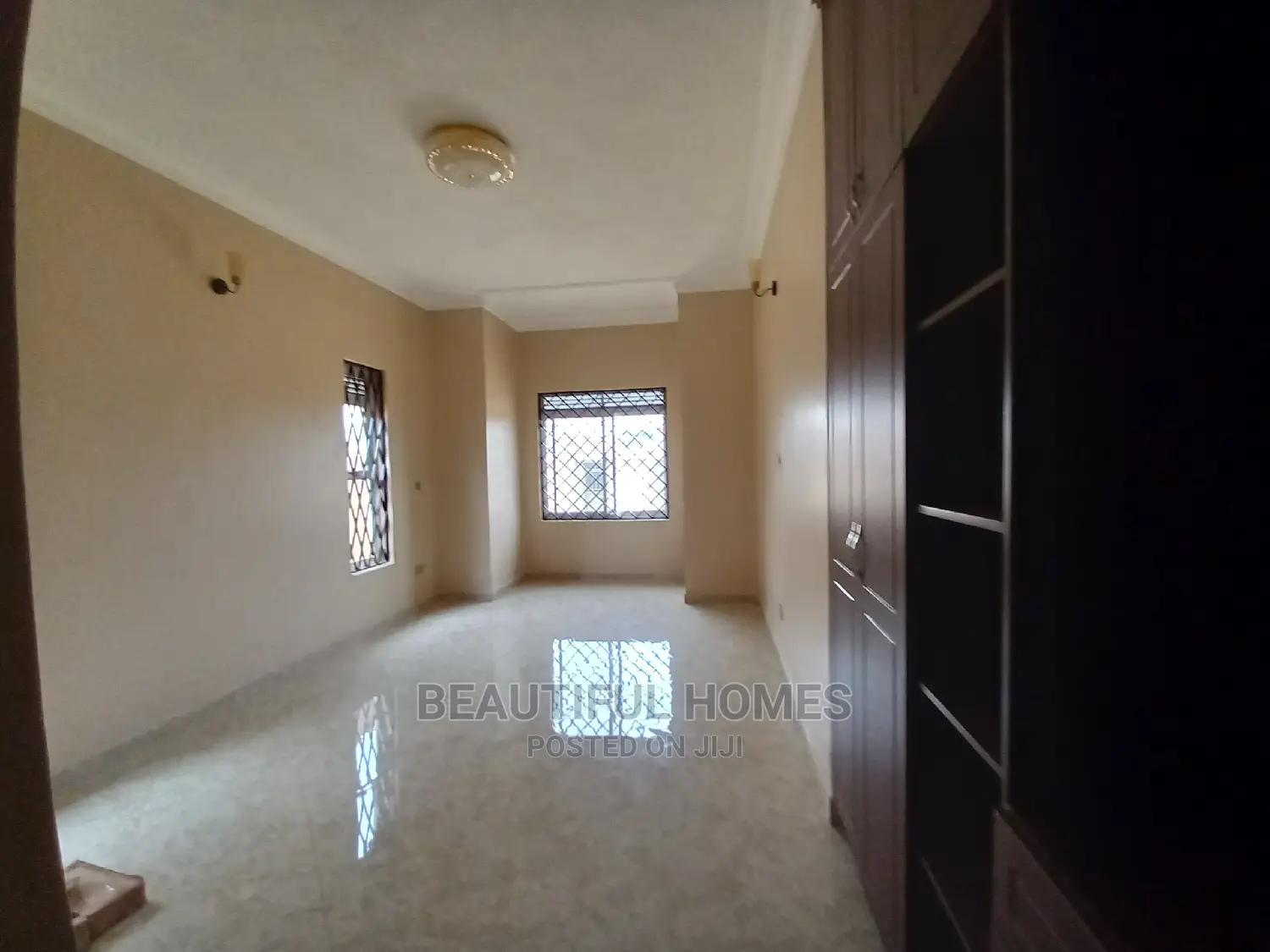 Furnished 4bdrm Villa in Tarmacked, Kira for Sale