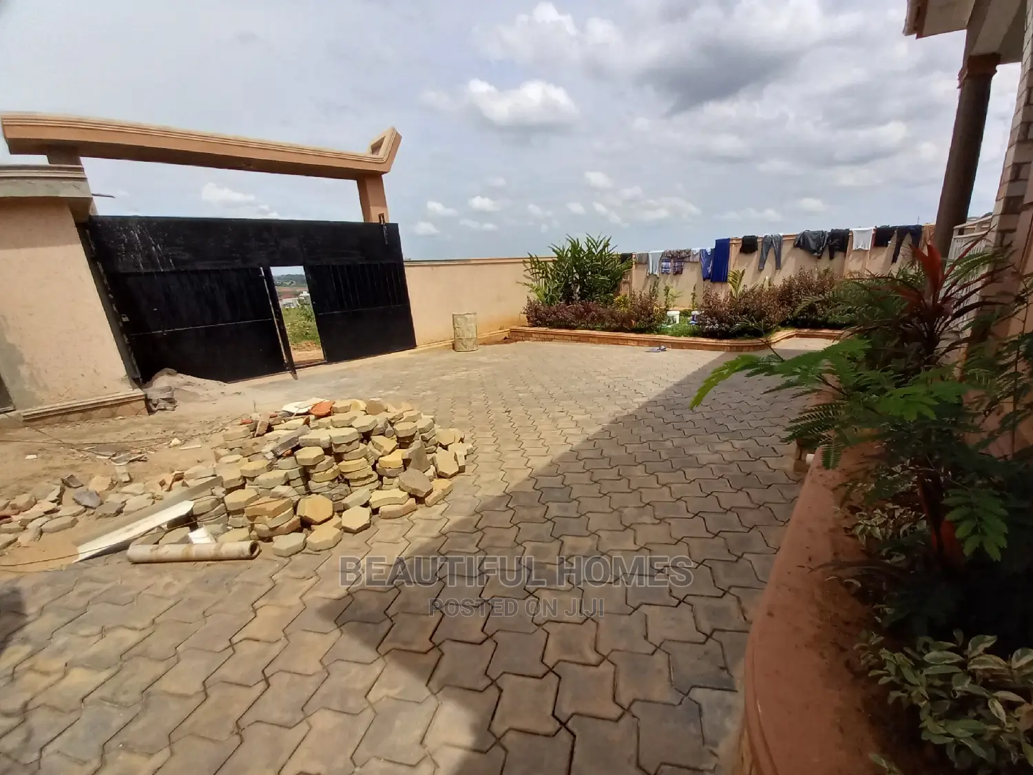 Furnished 4bdrm Maisonette in Kira for Sale