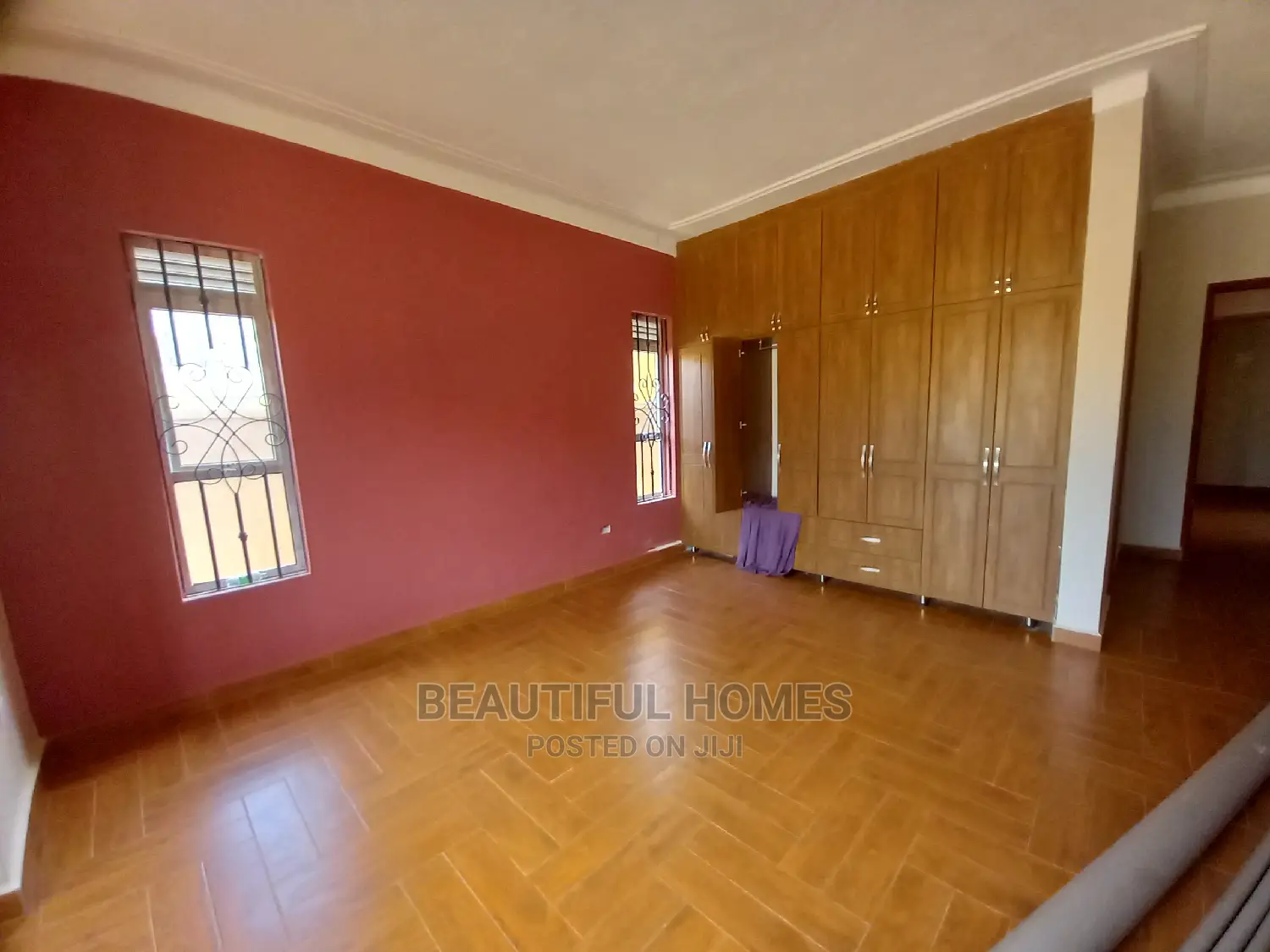 Furnished 4bdrm Bungalow in Tarmacked, Kira for Sale