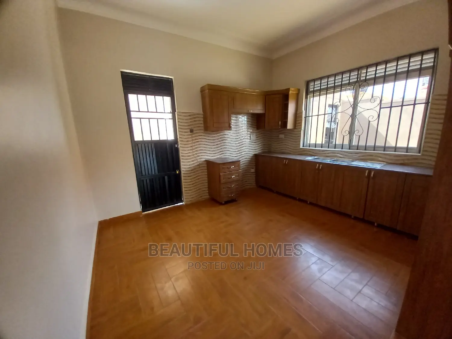 Furnished 4bdrm Bungalow in Tarmacked, Kira for Sale