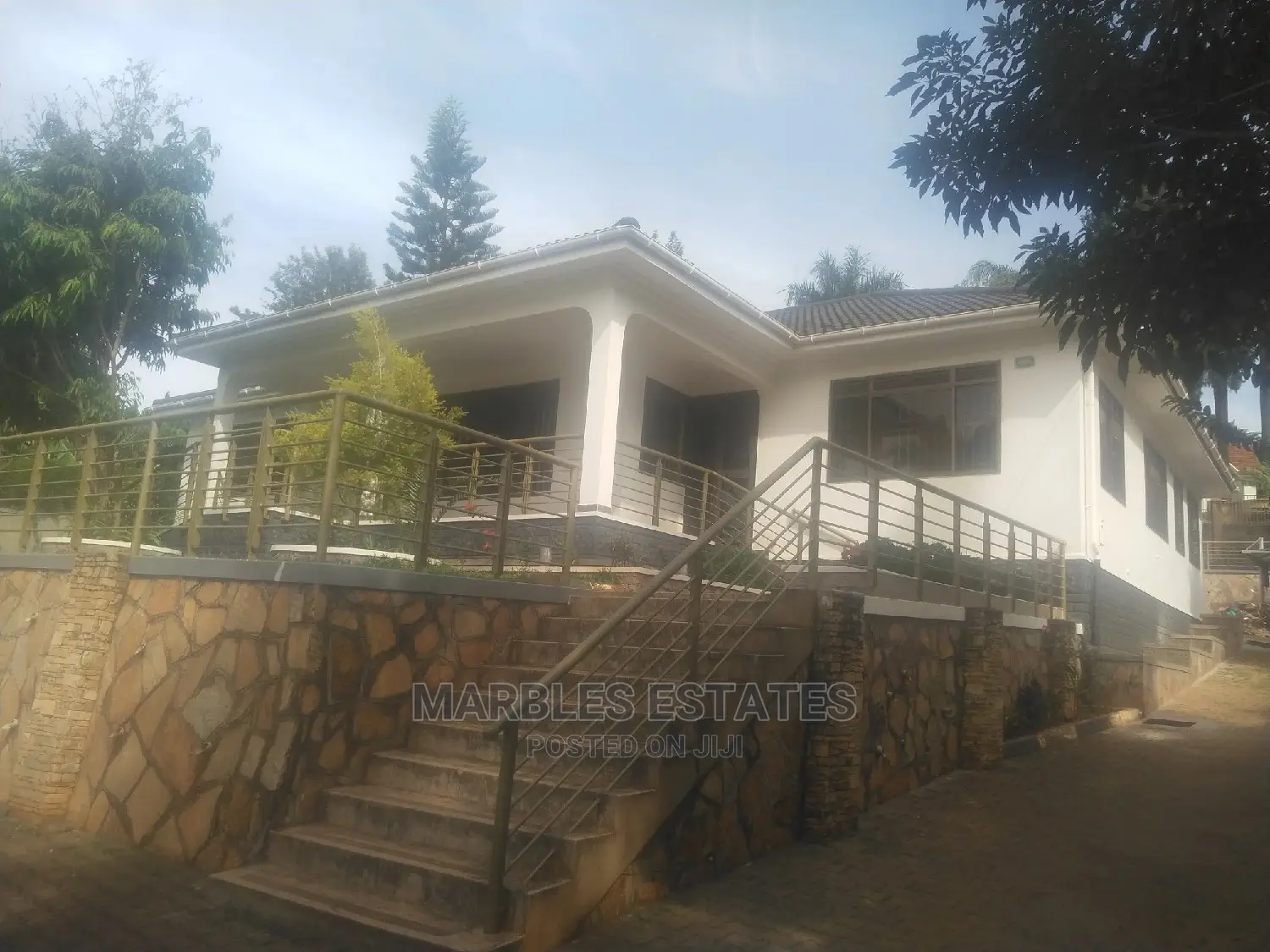 4bdrm Bungalow in Mbuya, Central Division for Rent