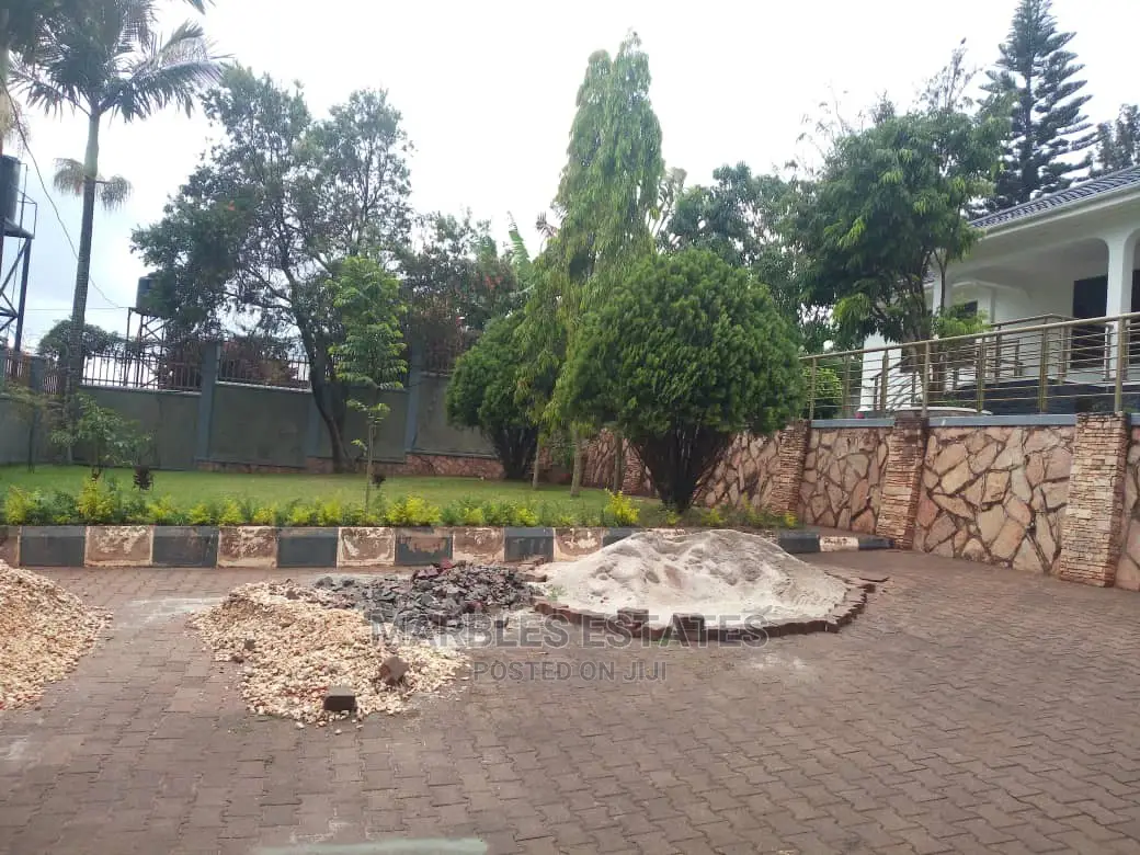 4bdrm Bungalow in Mbuya, Central Division for Rent