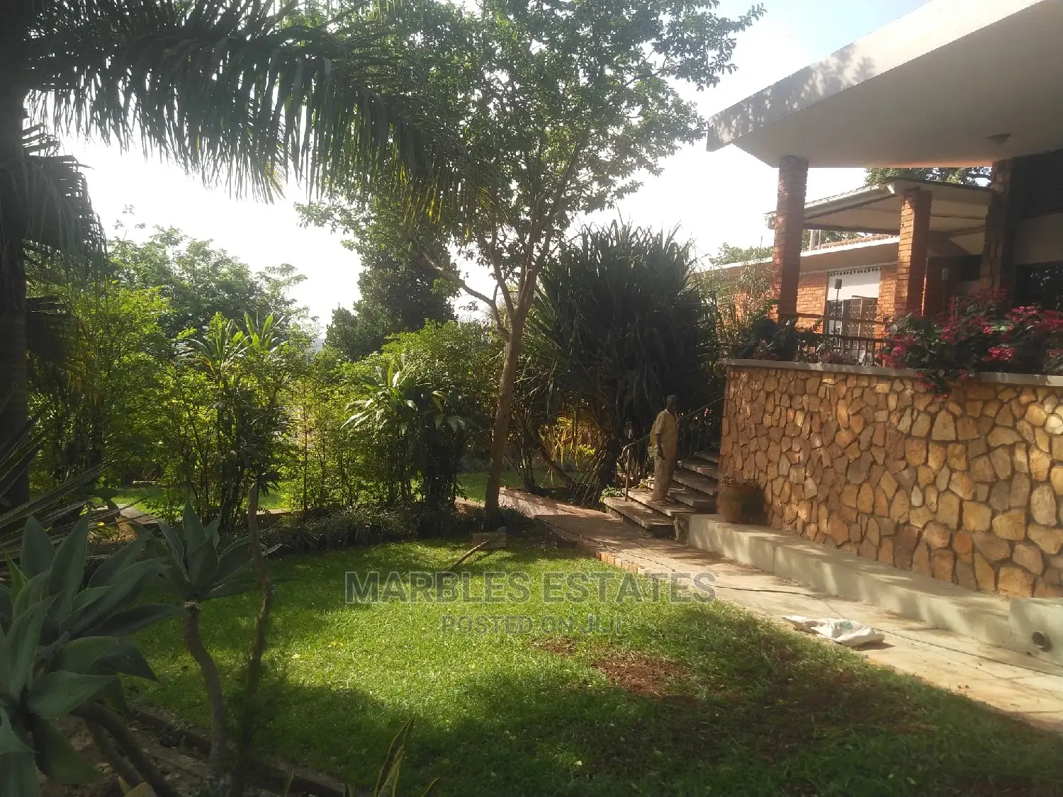 6bdrm Bungalow in Mbuya, Central Division for Rent