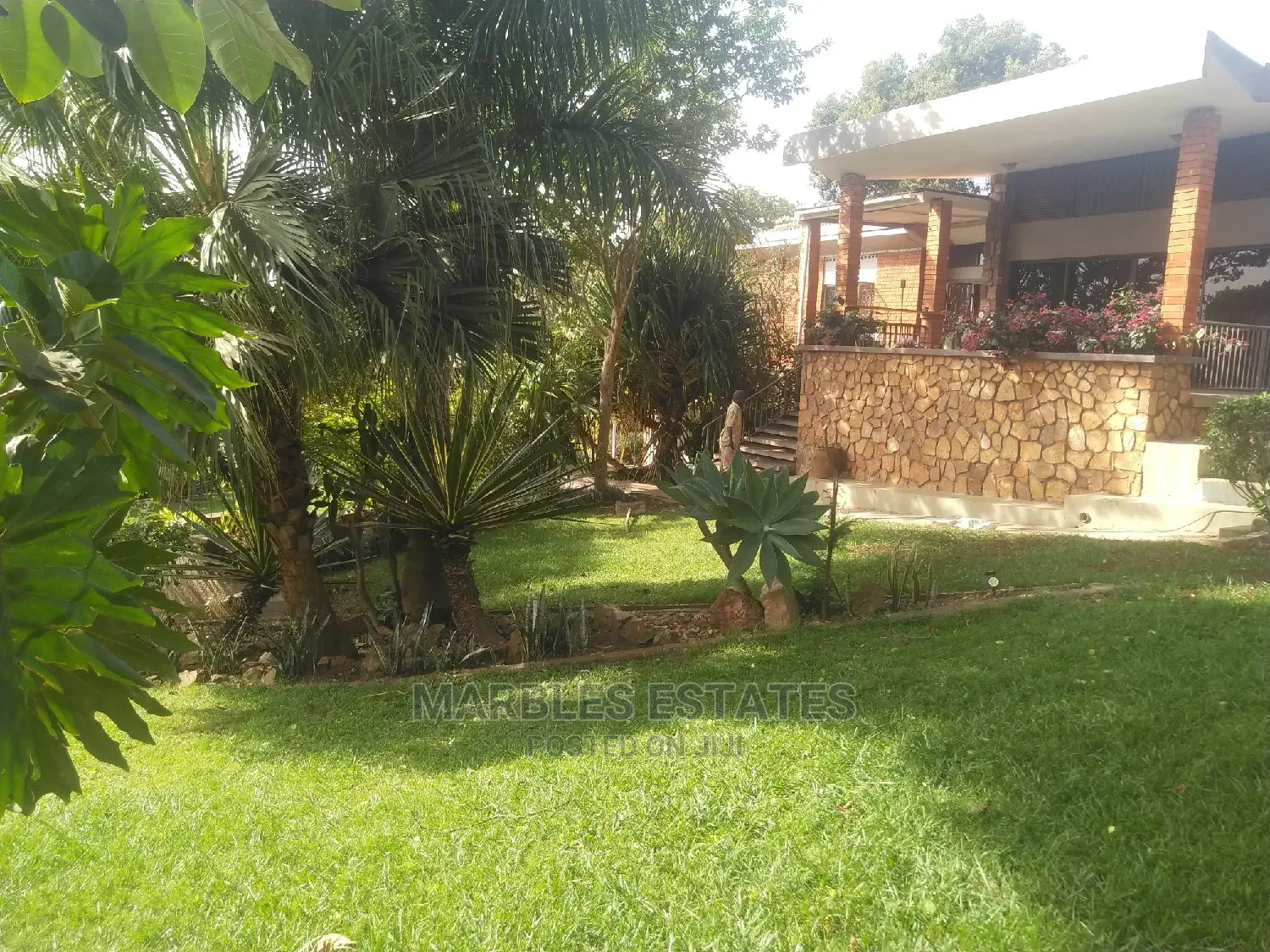 6bdrm Bungalow in Mbuya, Central Division for Rent