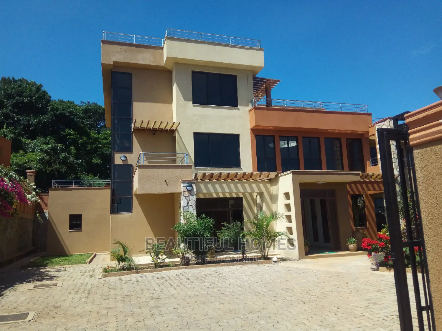 Furnished 7bdrm Mansion in Munyonyo, Makindye for Sale