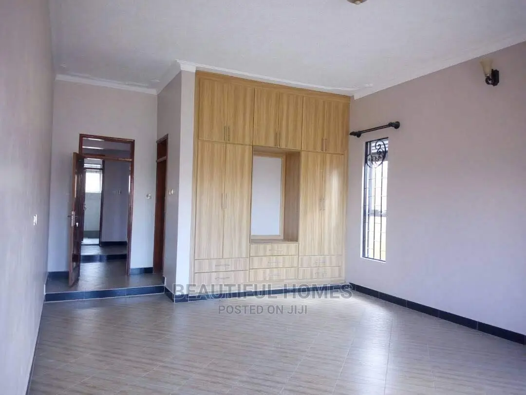 Furnished 4bdrm Villa in Tarmack Estate, Kira for Sale