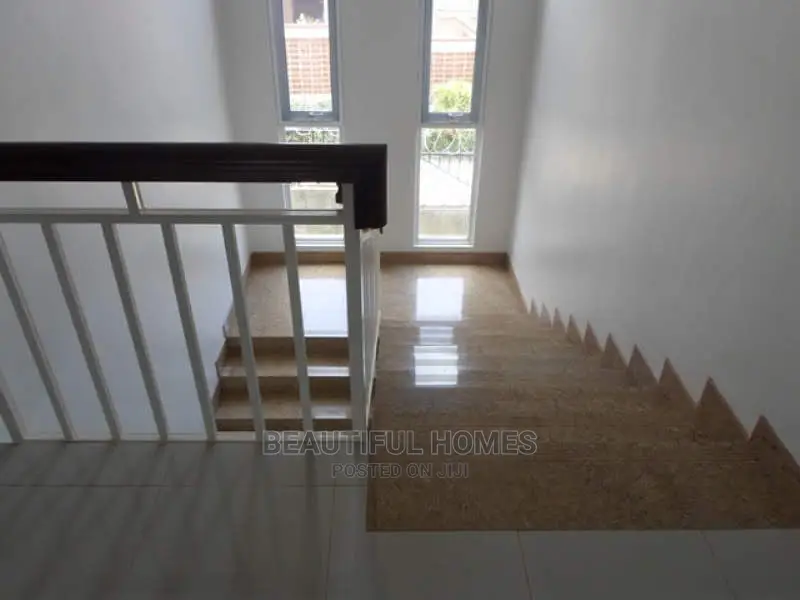 Furnished 4bdrm Villa in Tarmacked, Kira for Sale