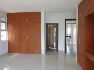 Furnished 4bdrm Villa in Tarmacked, Kira for Sale