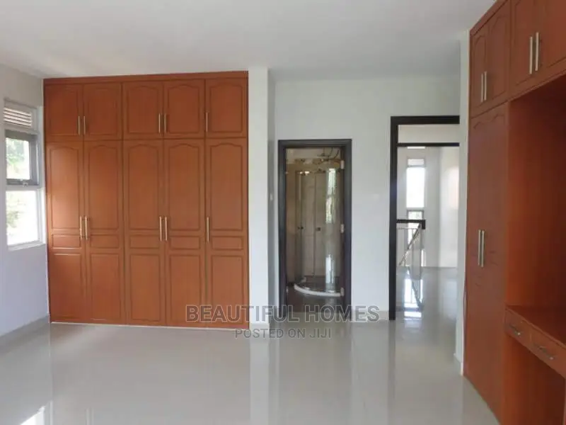 Furnished 4bdrm Villa in Tarmacked, Kira for Sale