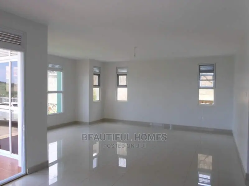 Furnished 4bdrm Villa in Tarmacked, Kira for Sale