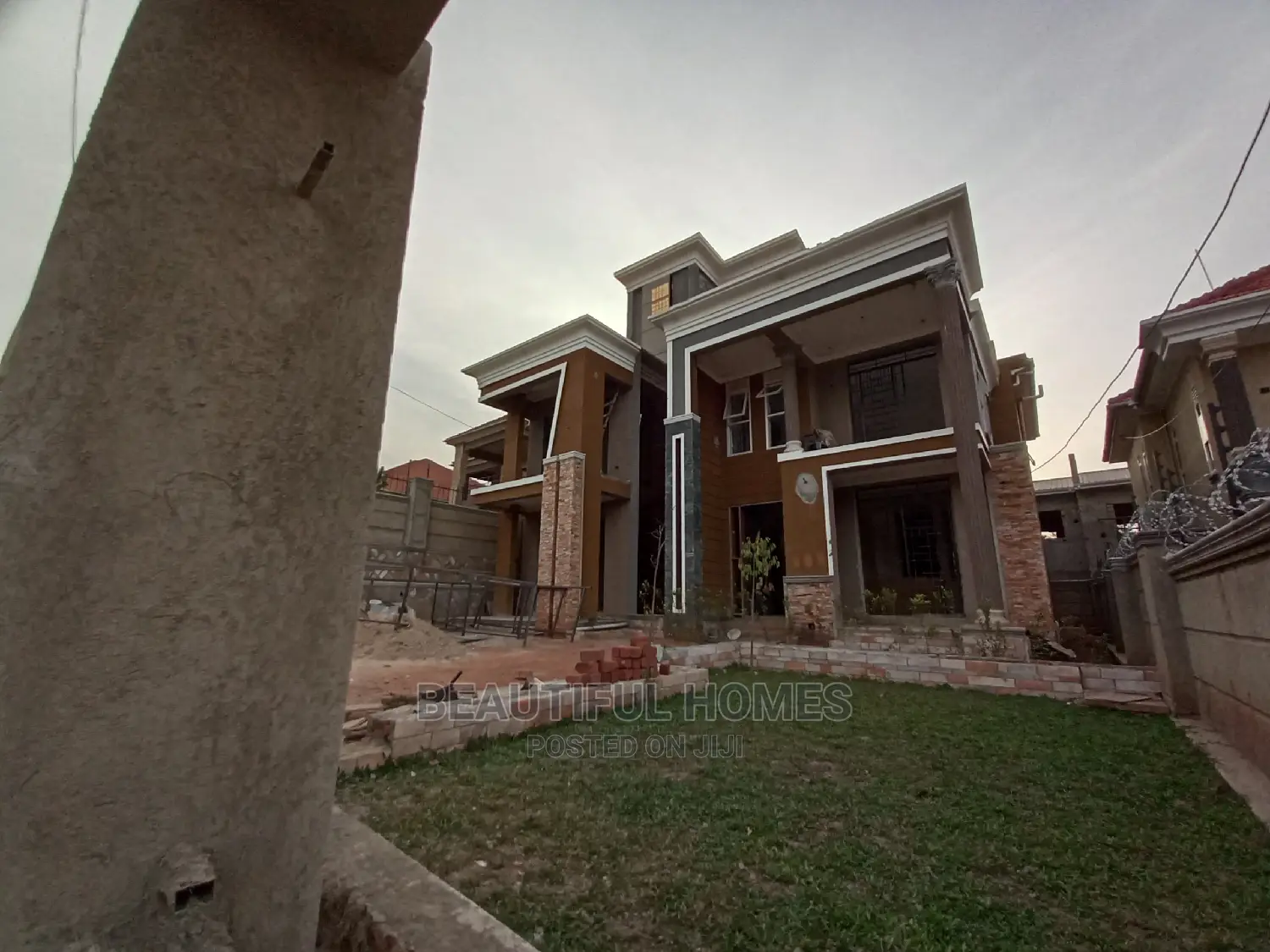 Furnished 5bdrm Mansion in Kira All Tarmack for Sale
