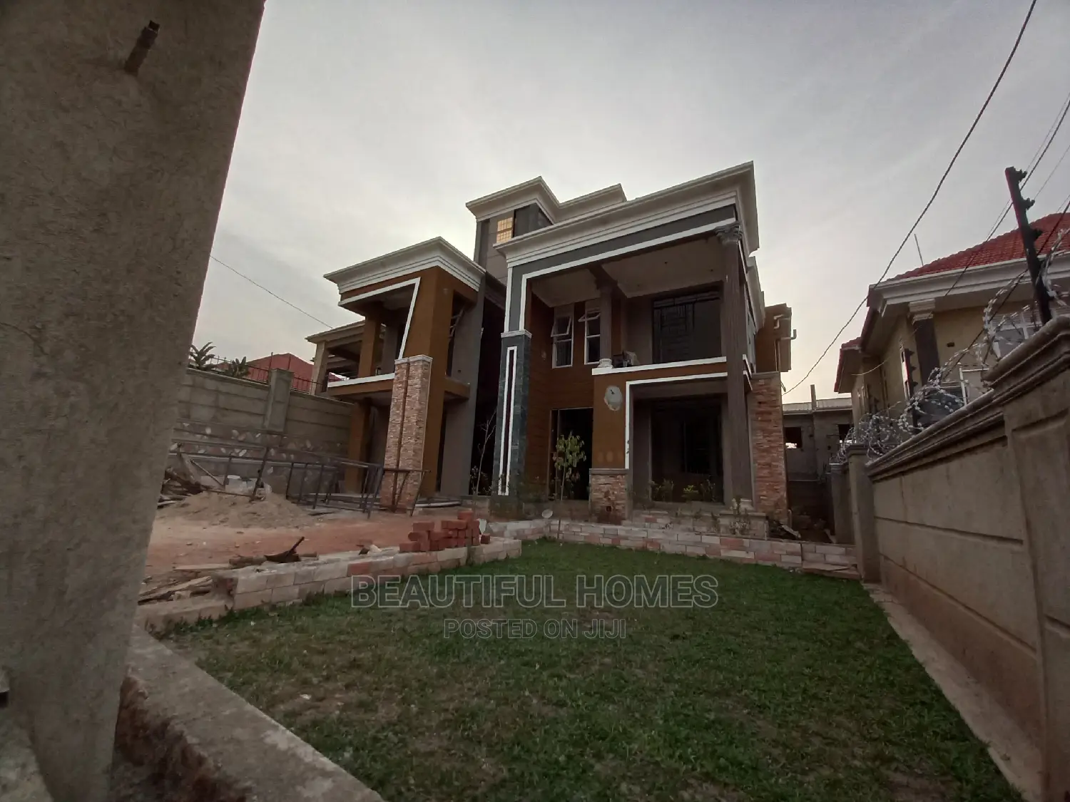 Furnished 5bdrm Mansion in Kira All Tarmack for Sale