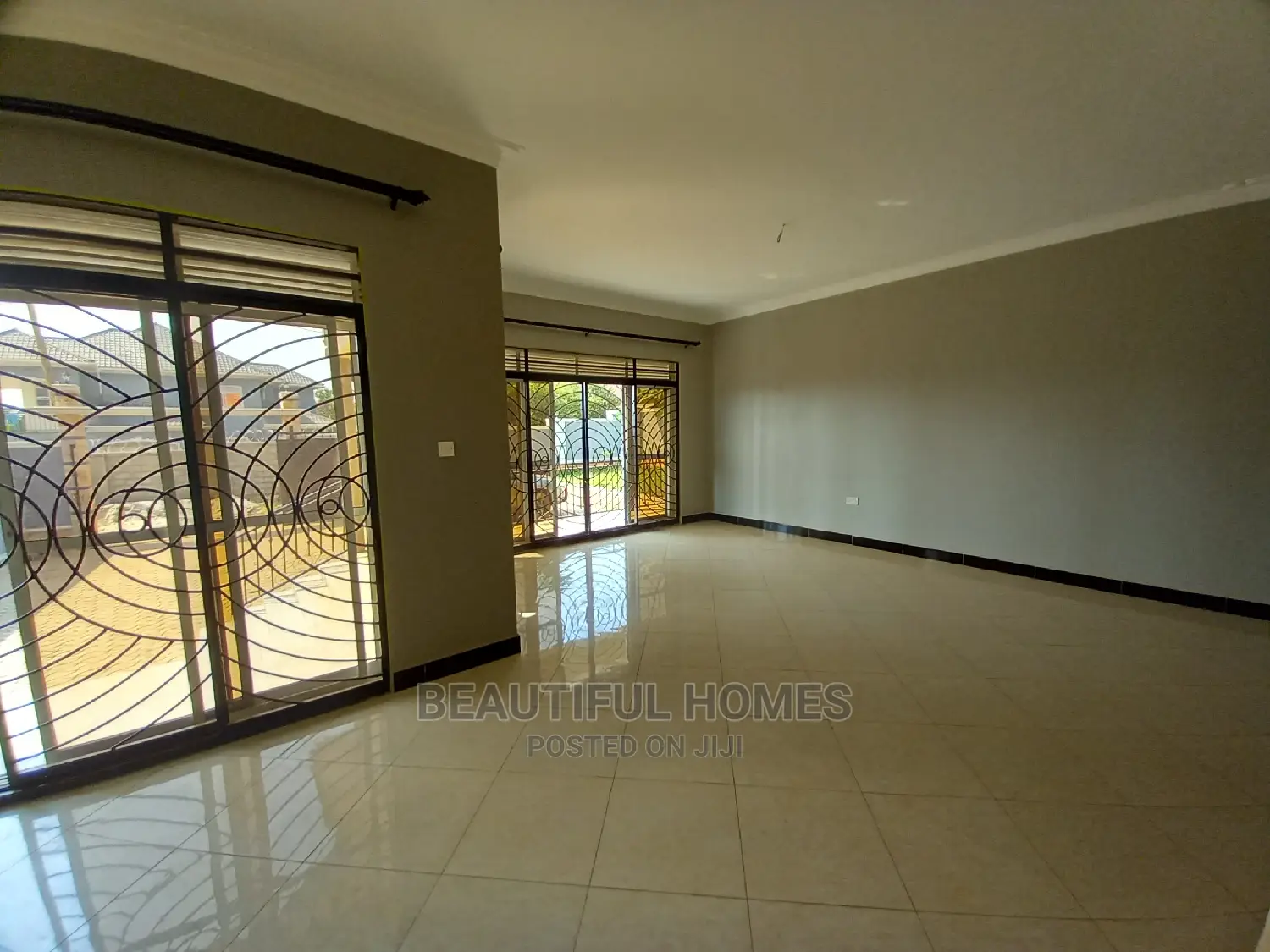 Furnished 4bdrm House in Kira Posh for Sale