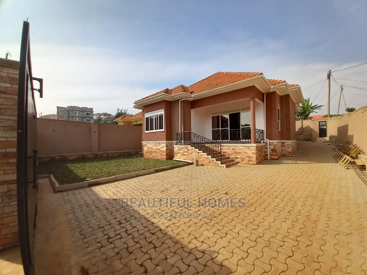 Furnished 4bdrm House in Kira Tarmack for Sale