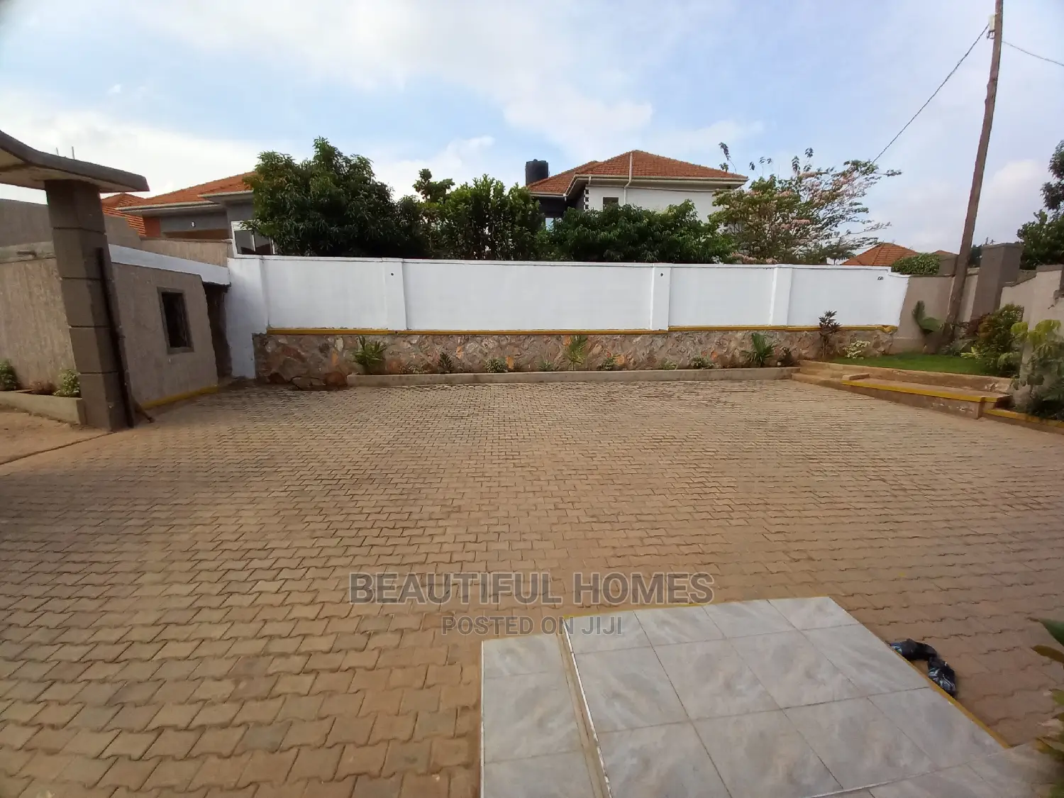 Furnished 4bdrm House in Kira for Sale