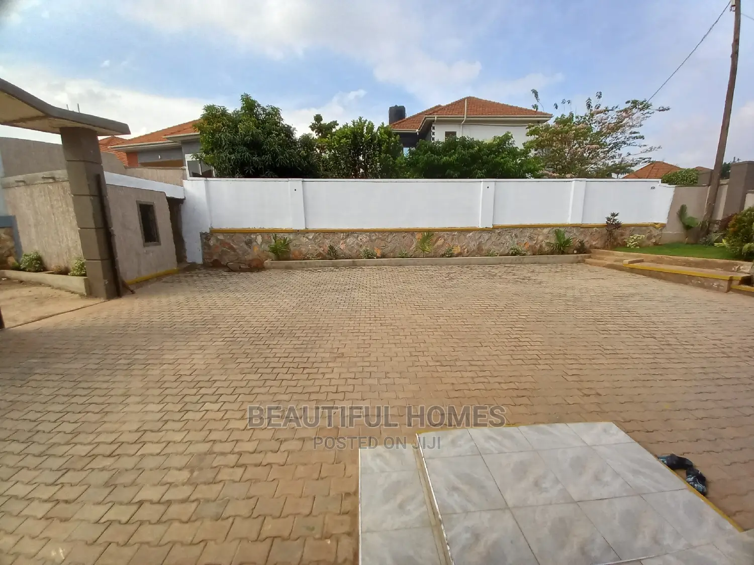 Furnished 4bdrm House in Kira Mamerito, Central Division for Sale