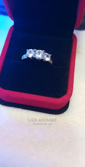 Quality Engagement Rings Available With the Ring Box as Well