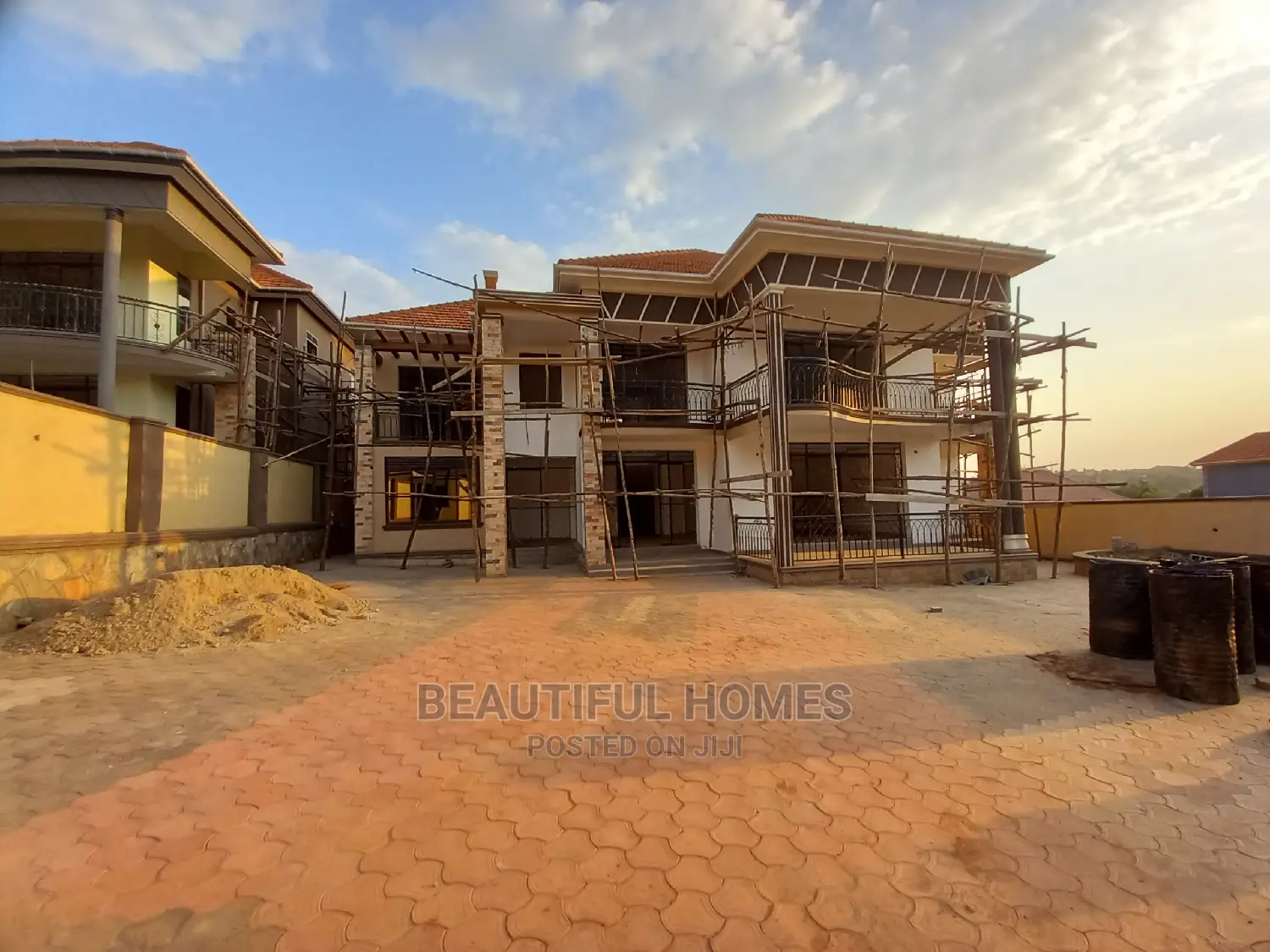 Furnished 6bdrm House in Tarmacked Estate, Kira for Sale