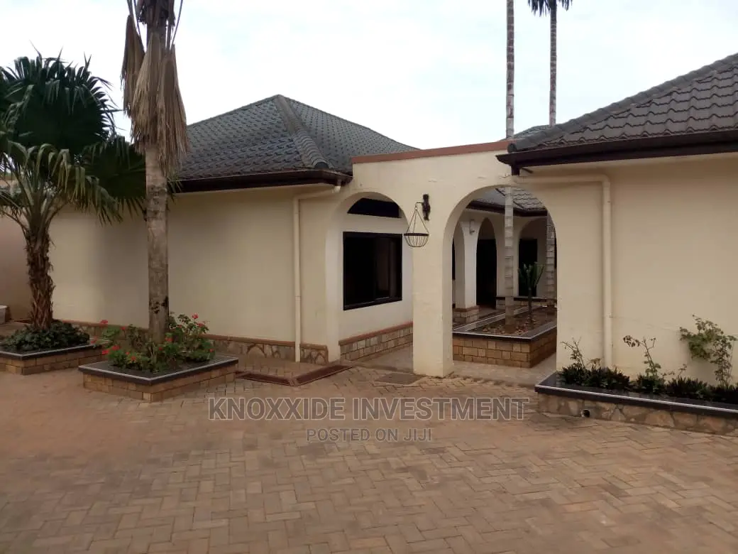 8bdrm Bungalow in Knoxide, Central Division for Sale