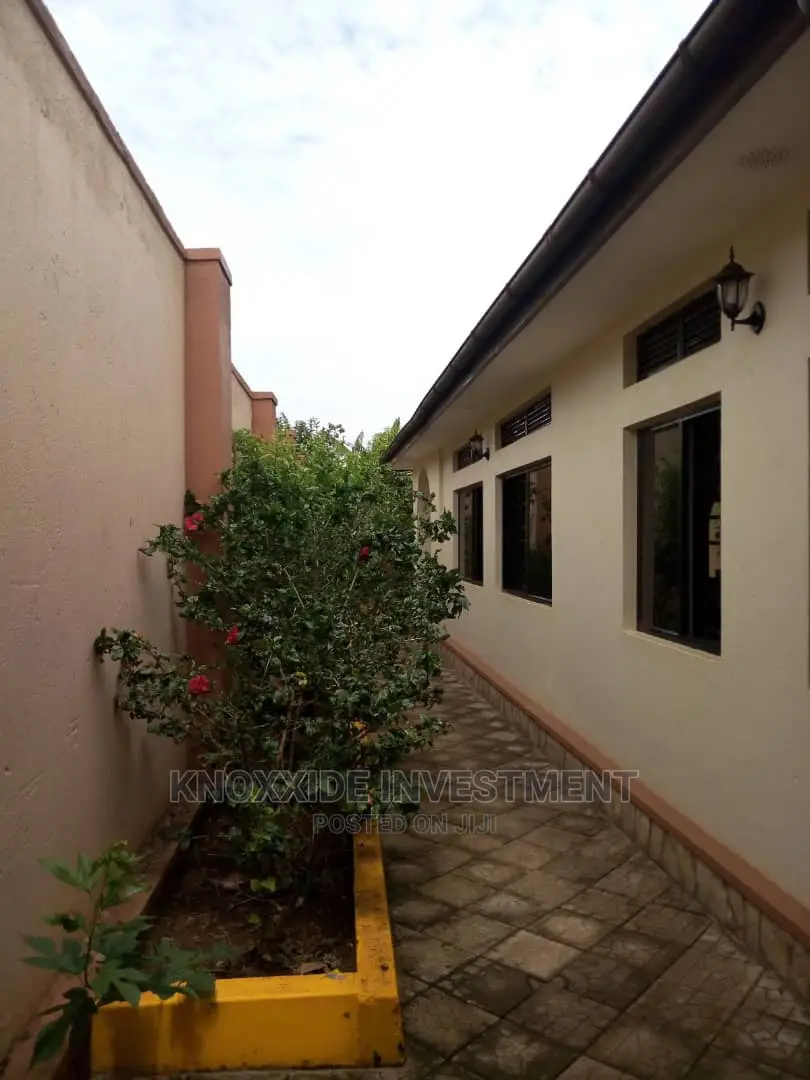 8bdrm Bungalow in Knoxide, Central Division for Sale