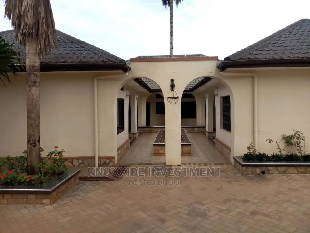 8bdrm Bungalow in Knoxide, Central Division for Sale