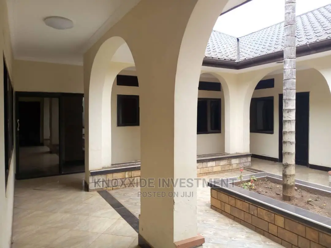 8bdrm Bungalow in Knoxide, Central Division for Sale