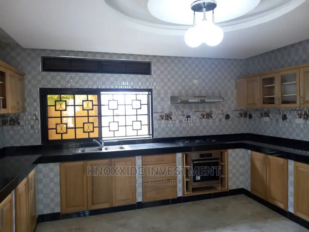 8bdrm Bungalow in Knoxide, Central Division for Sale