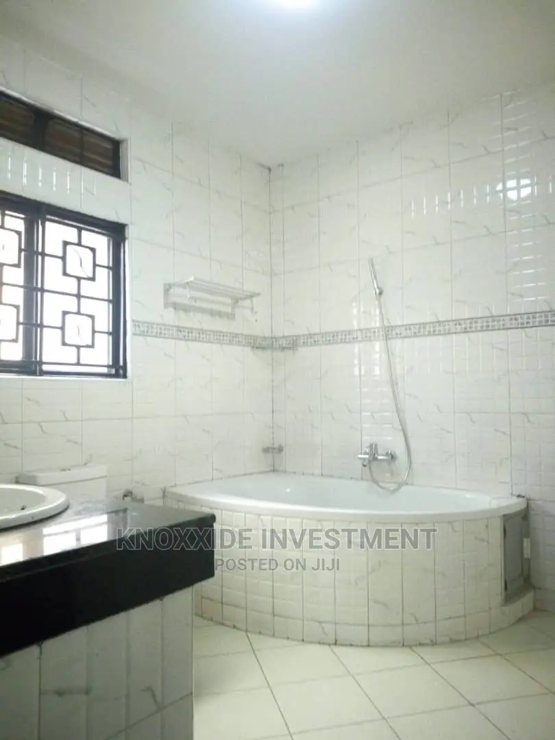 8bdrm Bungalow in Knoxide, Central Division for Sale
