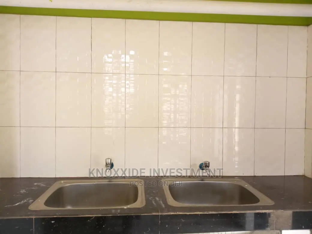 8bdrm Bungalow in Knoxide, Central Division for Sale