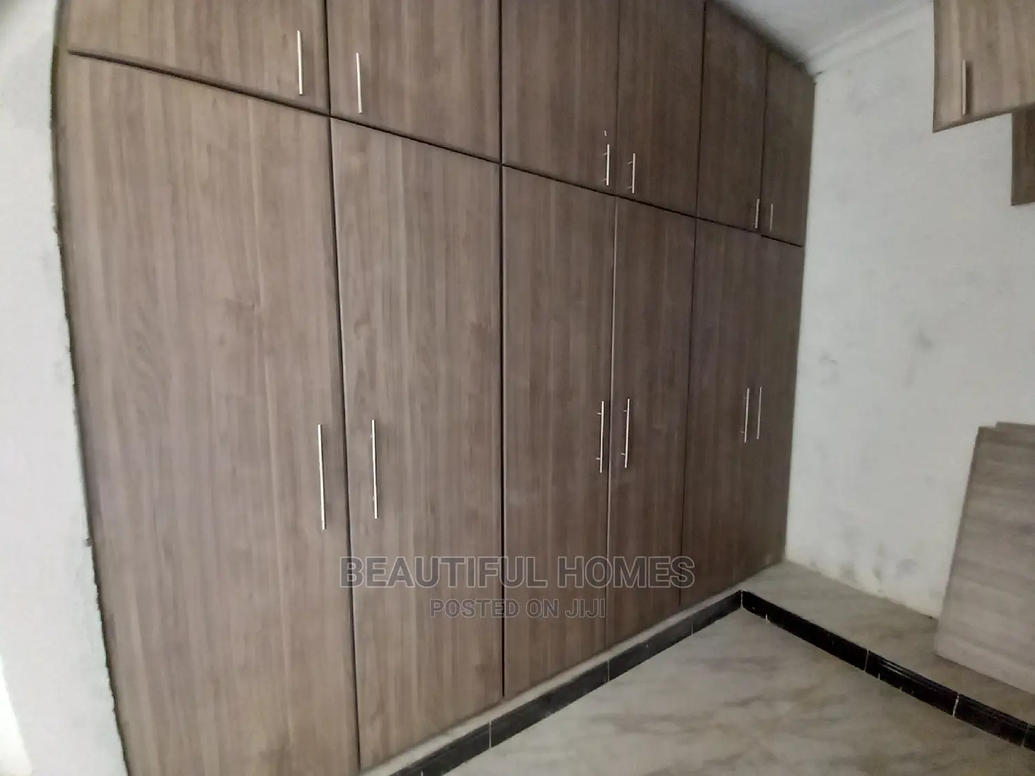 Furnished 6bdrm Mansion in Corporate Lane, Kira for Sale