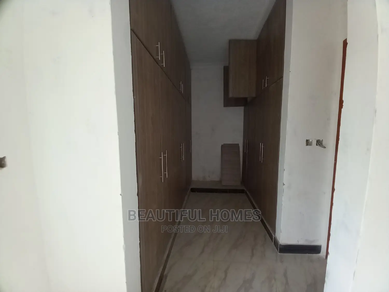 Furnished 6bdrm Mansion in Corporate Lane, Kira for Sale
