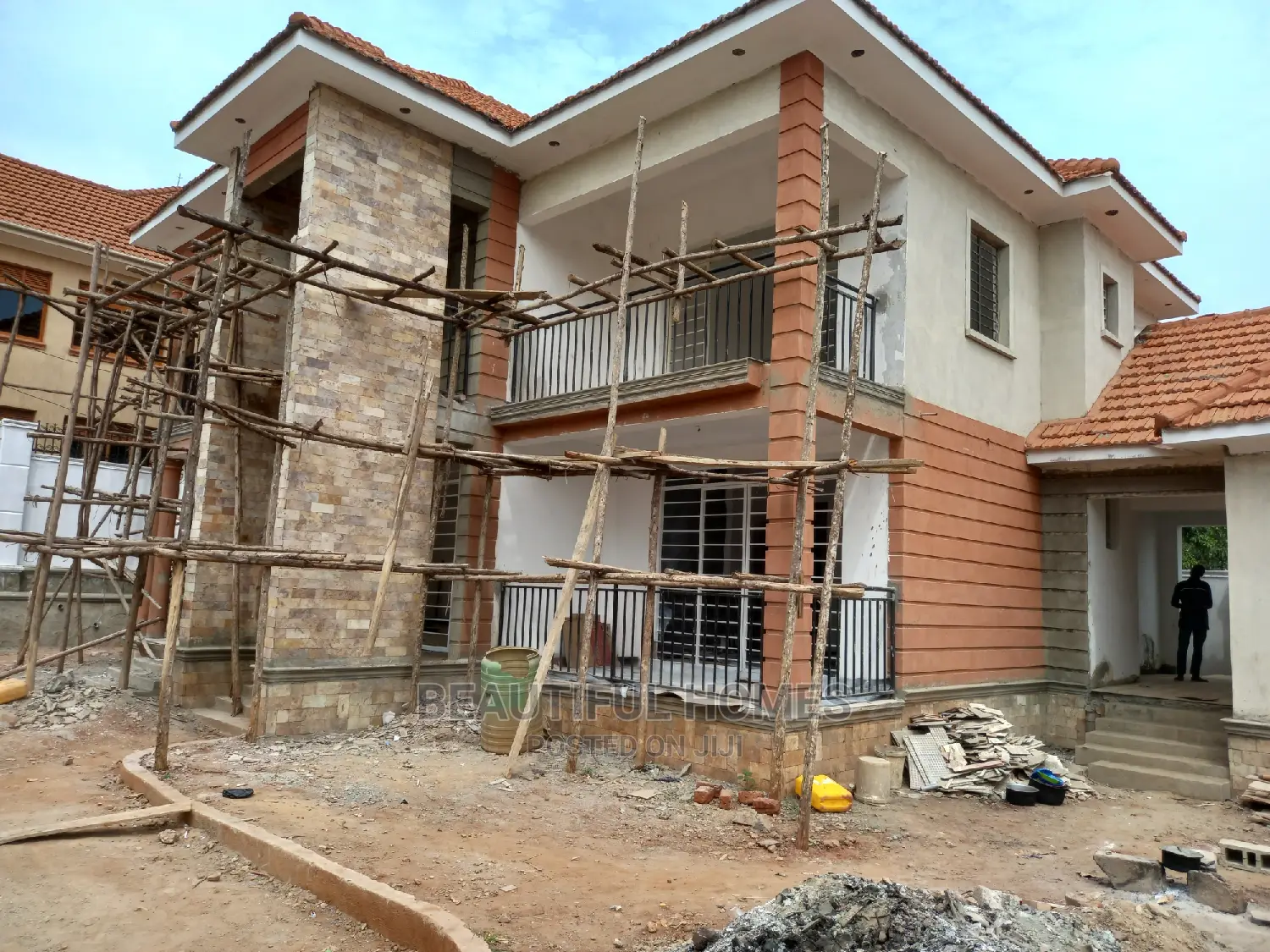 Furnished 5bdrm Duplex in Kira for Sale