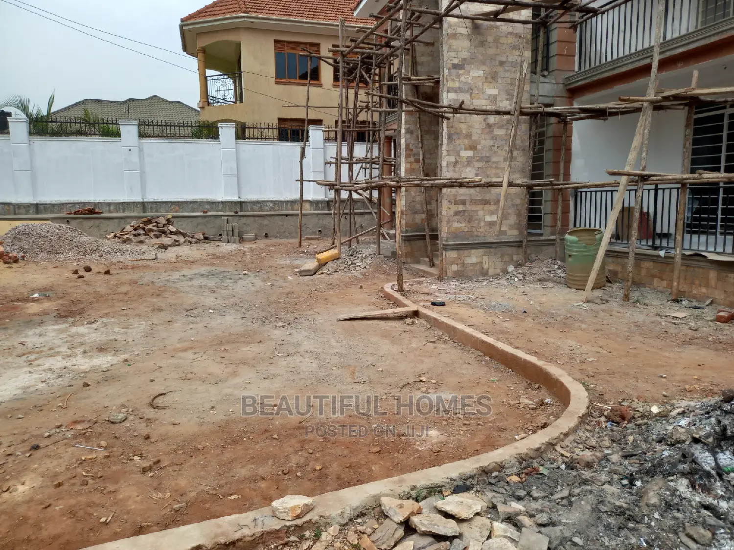 Furnished 5bdrm Duplex in Kira for Sale