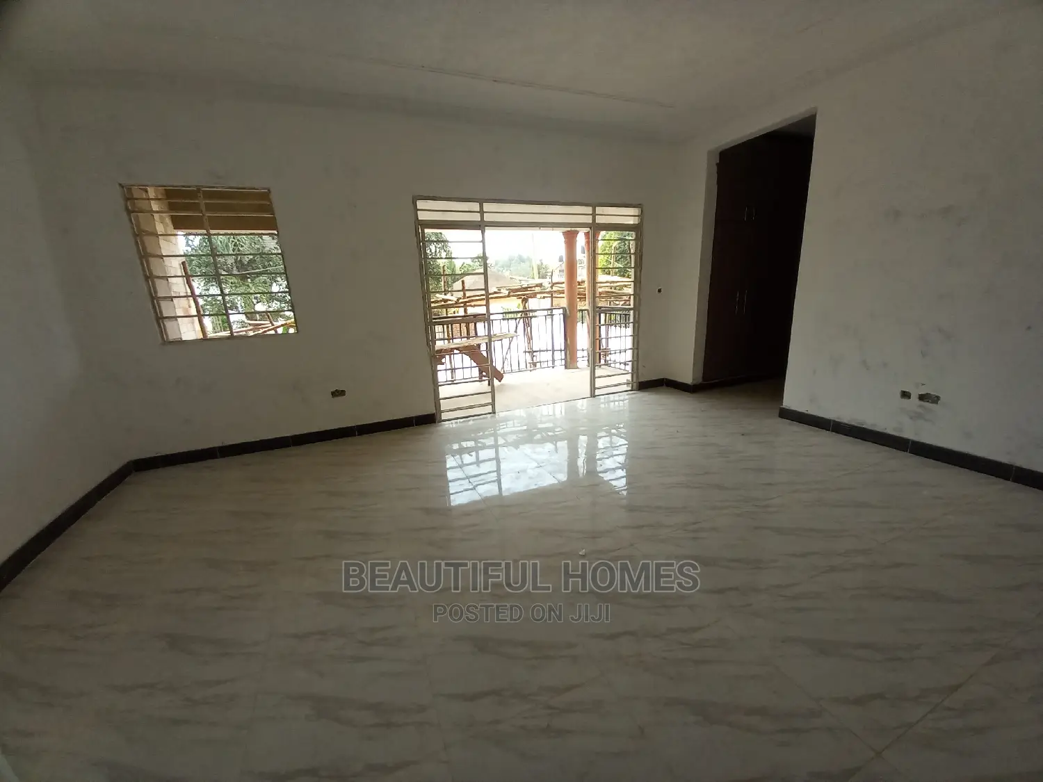 Furnished 5bdrm Duplex in Kira for Sale