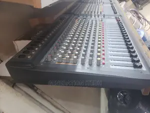 Yamaha 16 Channel Proffessional Audio Mixer - K-1706