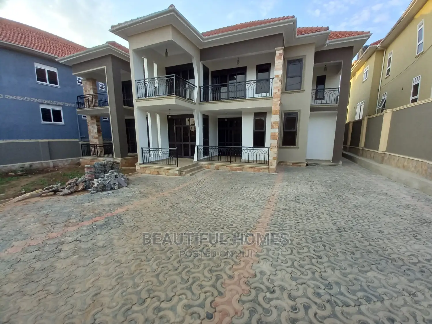 Furnished 6bdrm Mansion in Kira Wealthy for Sale