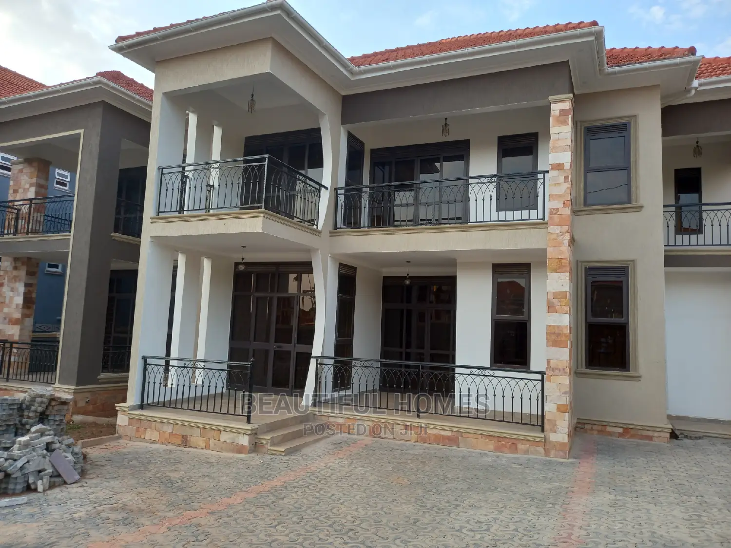 Furnished 6bdrm Mansion in Kira Wealthy for Sale