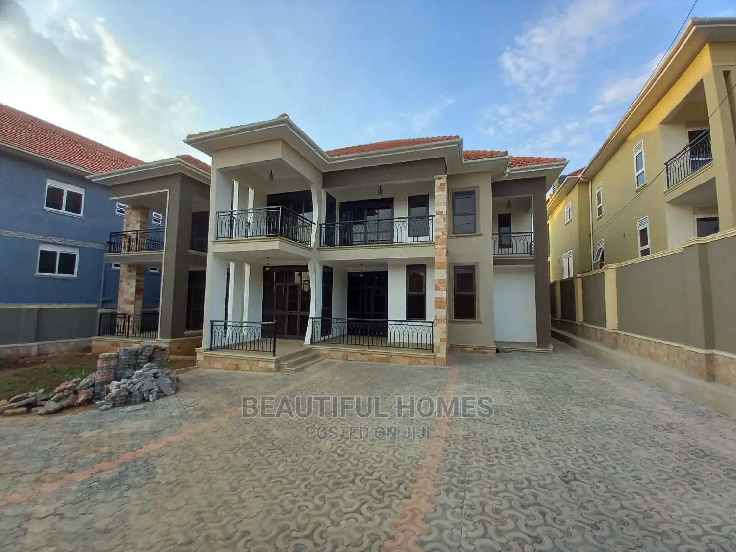 Furnished 6bdrm Mansion in Kira Wealthy for Sale