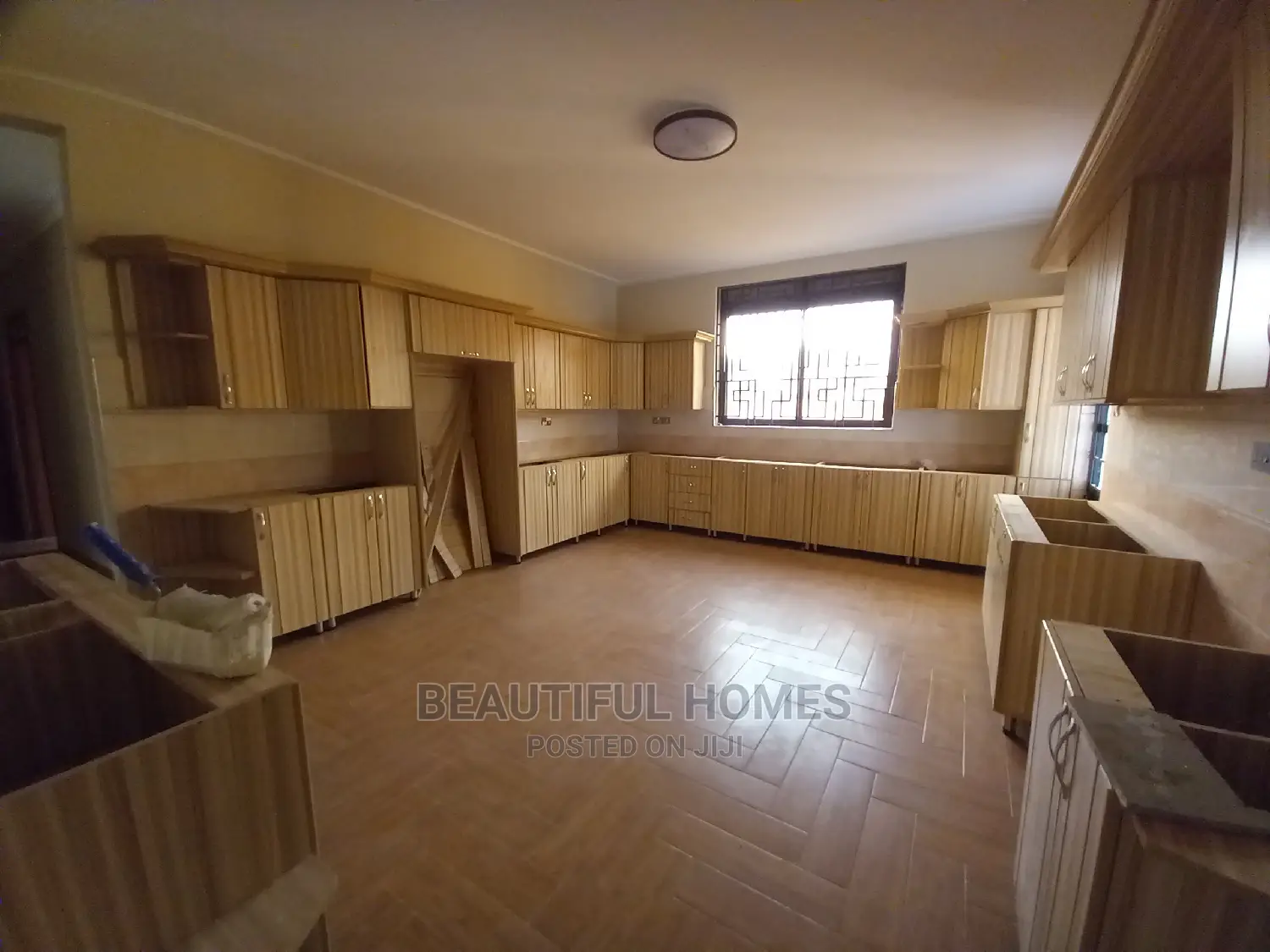 Furnished 6bdrm Mansion in Ministers Village, Kira for Sale