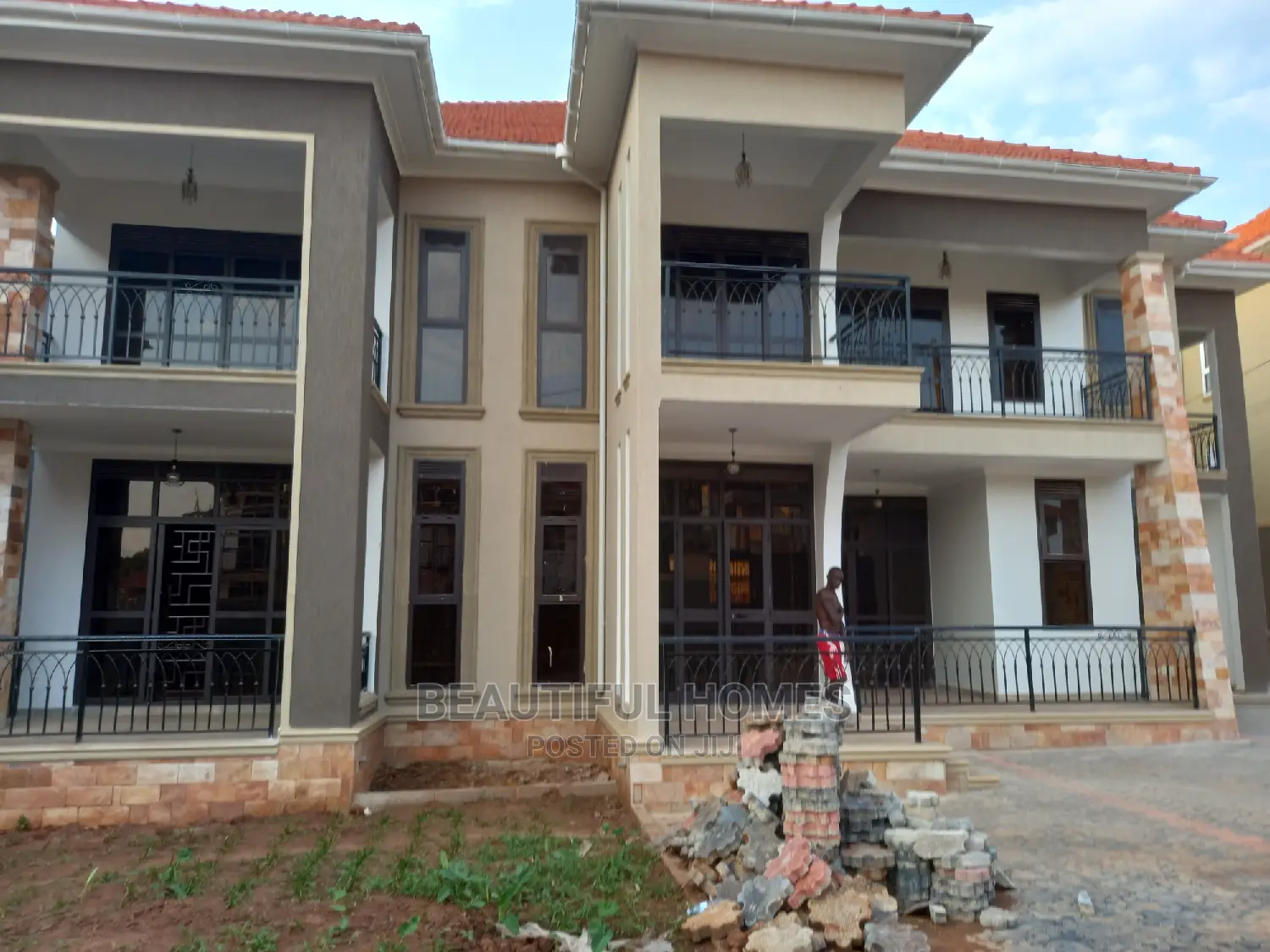 Furnished 6bdrm House in Gated Estate, Kira for Sale